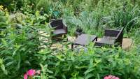 Großer Garten mit verschiedenen Sitzecken