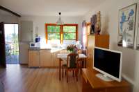 Ferienhaus Jabel Küchenzeile und TV
