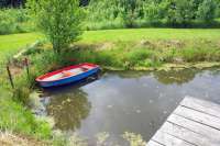 Ruderboot im Garten